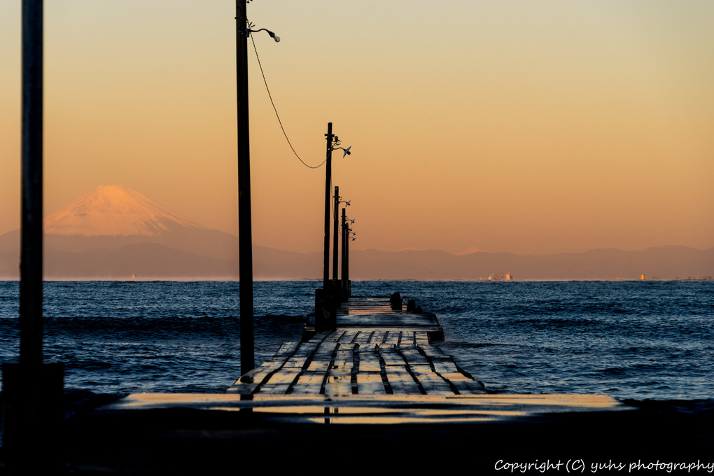 朝焼けに染まる富士と原岡桟橋