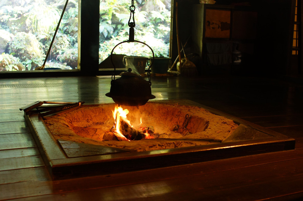 囲炉裏に挑戦　囲炉裏炎はなかなかおもしろい　横浜三渓園