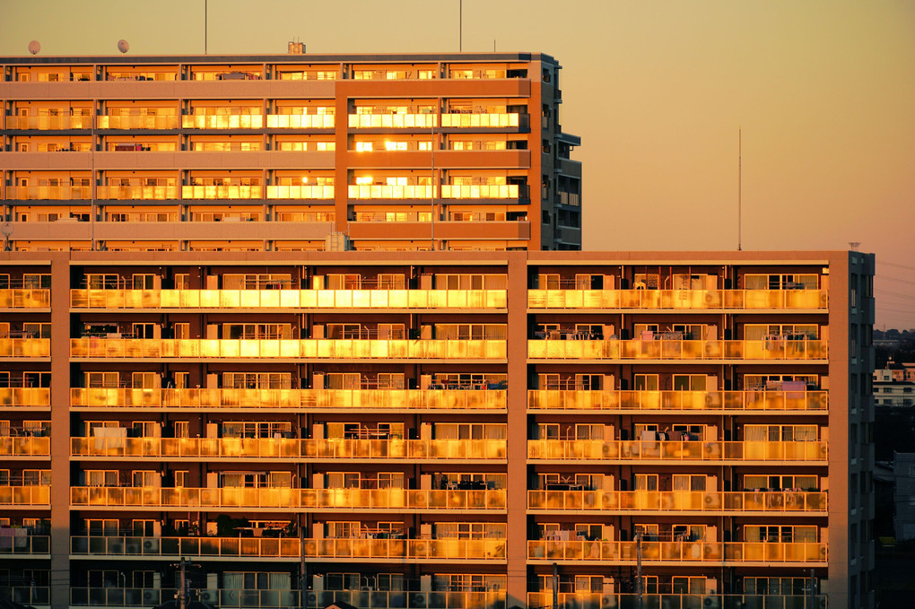 夕陽の撮影がイマイチだったので、反対方向のマンションを撮影しました。