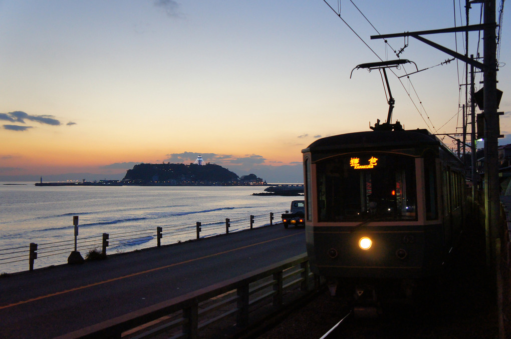 江ノ島を背景に、