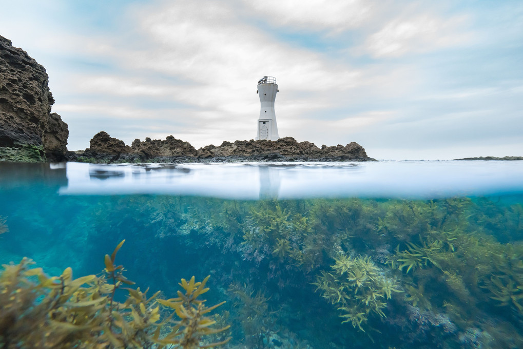長手岬灯台の半水面写真