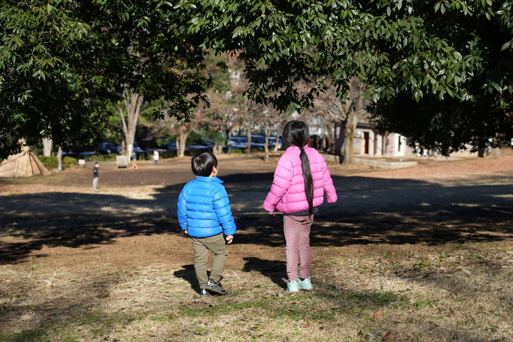 姉弟で冬の公園遊び