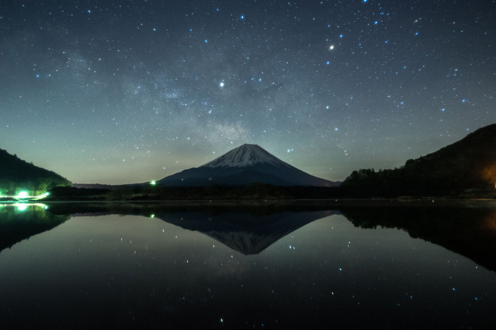星と銀河が湖面に映る刻