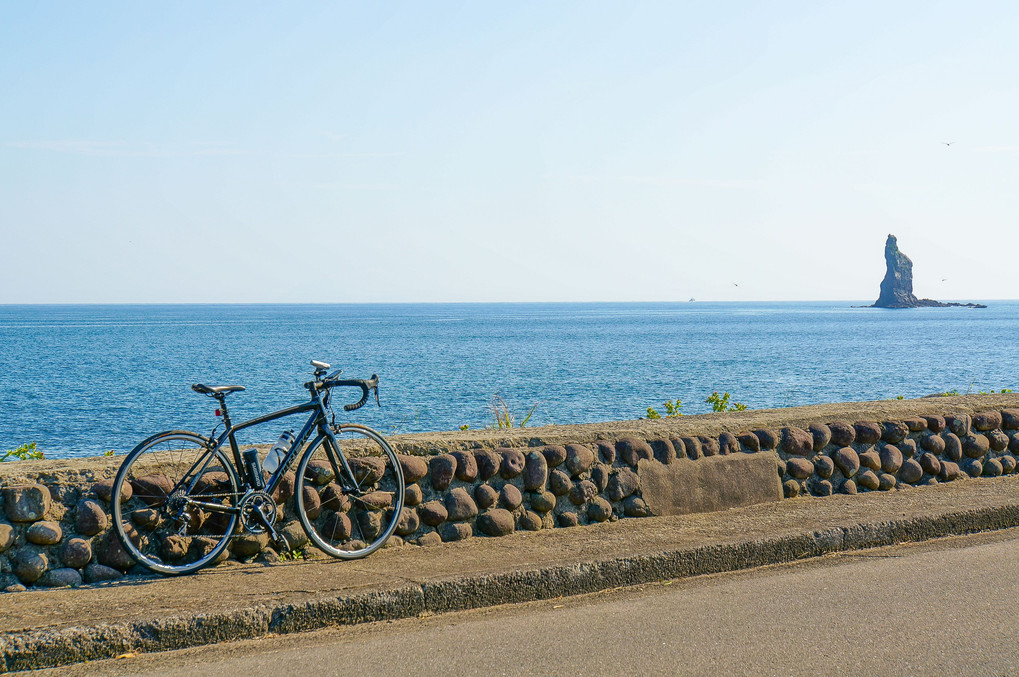 立神岩と自転車