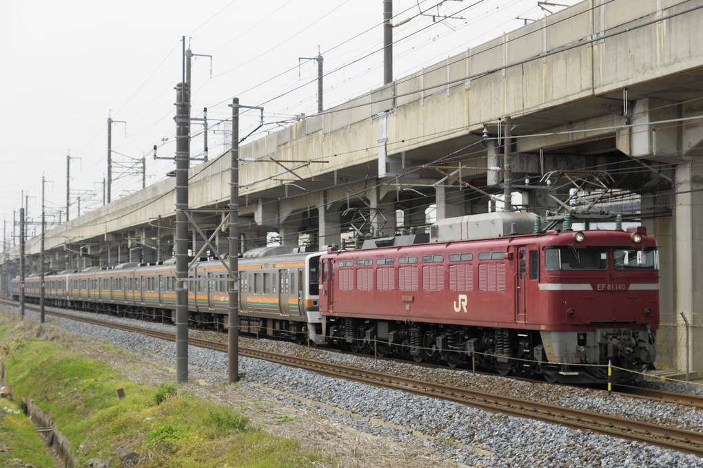 東海道線 211系電車と赤い電気機関車