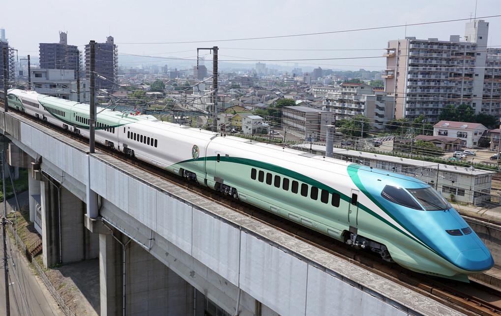 新幹線初のリゾート列車『とれいゆ』東北新幹線を快走！