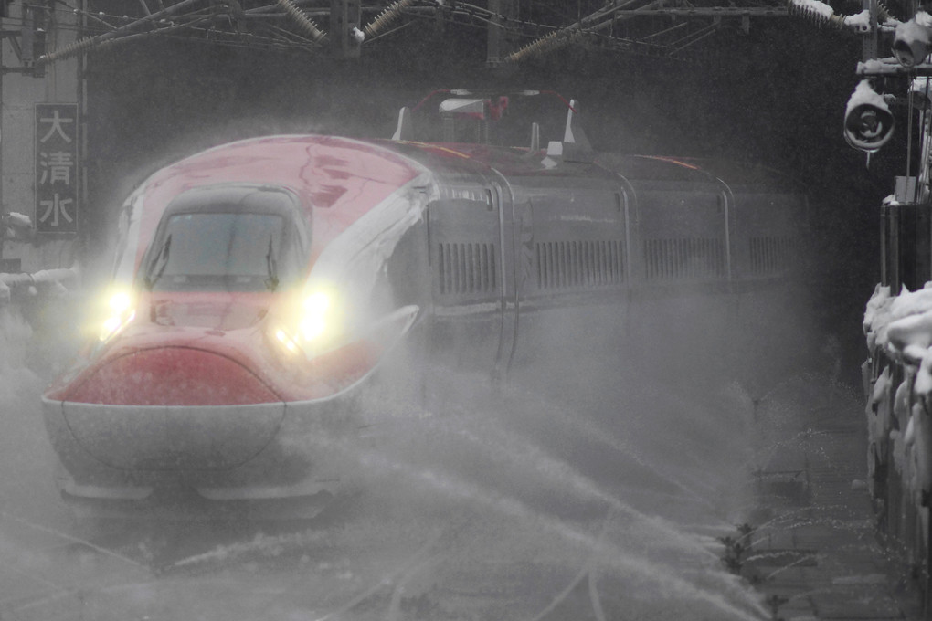 「雪国」。トンネルを超えて初めて群馬から新潟に！E6系新幹線（Z4編成）