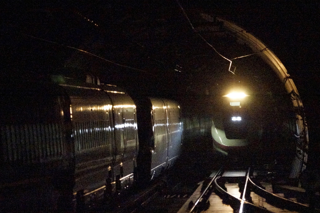 トンネルを走るE3系新幹線（R1編成）