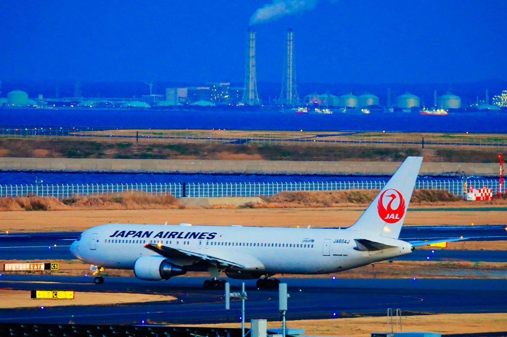 Haneda plane takeoff scenery 