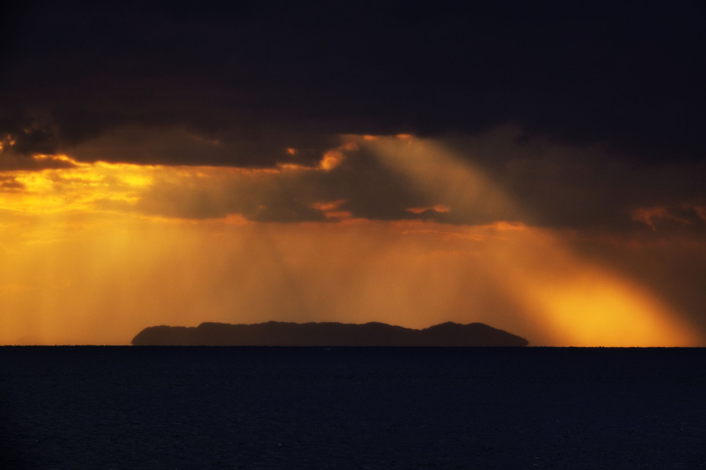 天候が急変した紀淡海峡の夕空