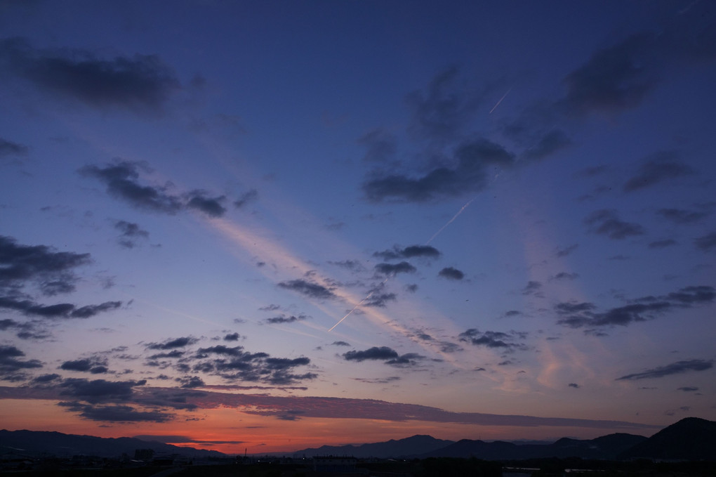 夜明け空を翔るコントレイル