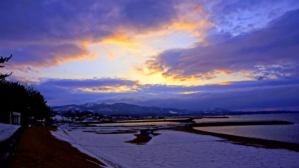 陸奥湾の夕景・早春