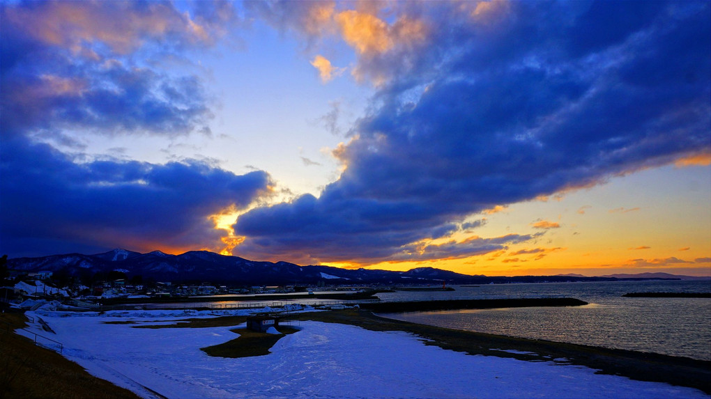 陸奥湾の夕景・早春