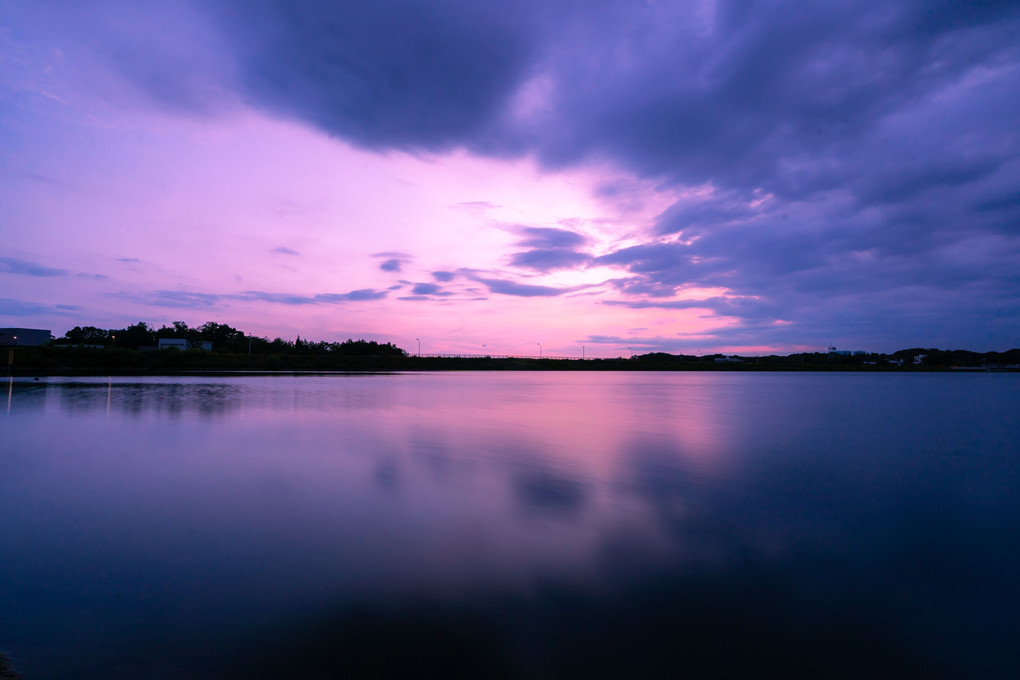 水面に落ちる夏の夕景など