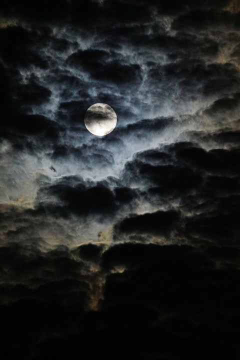 暗雲に光る月