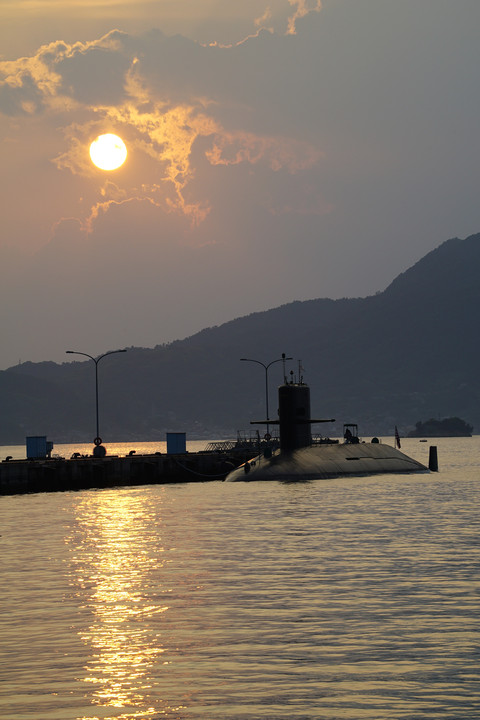 沈む太陽と潜水艦