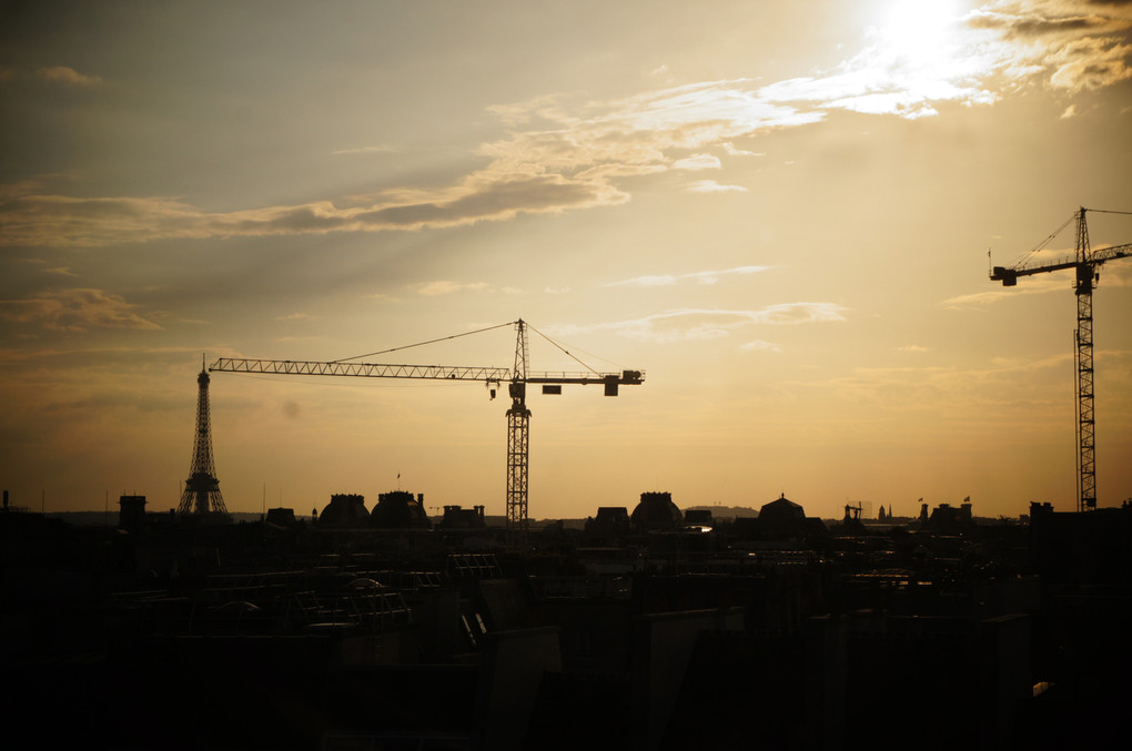building Eiffel Tower 