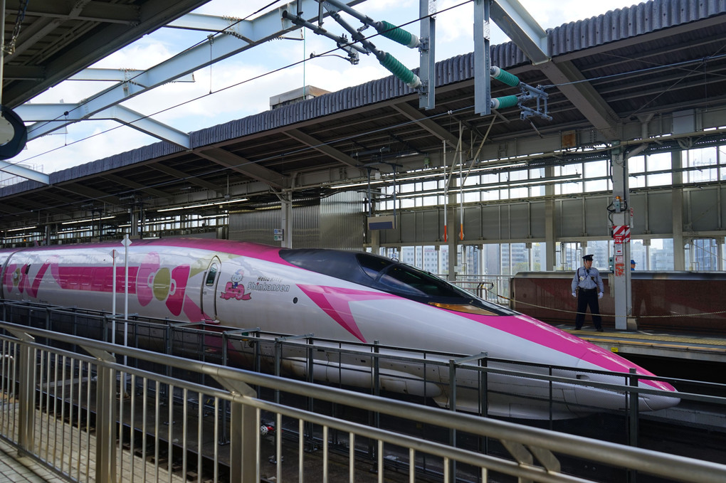 新大阪にて、ハローキティ新幹線