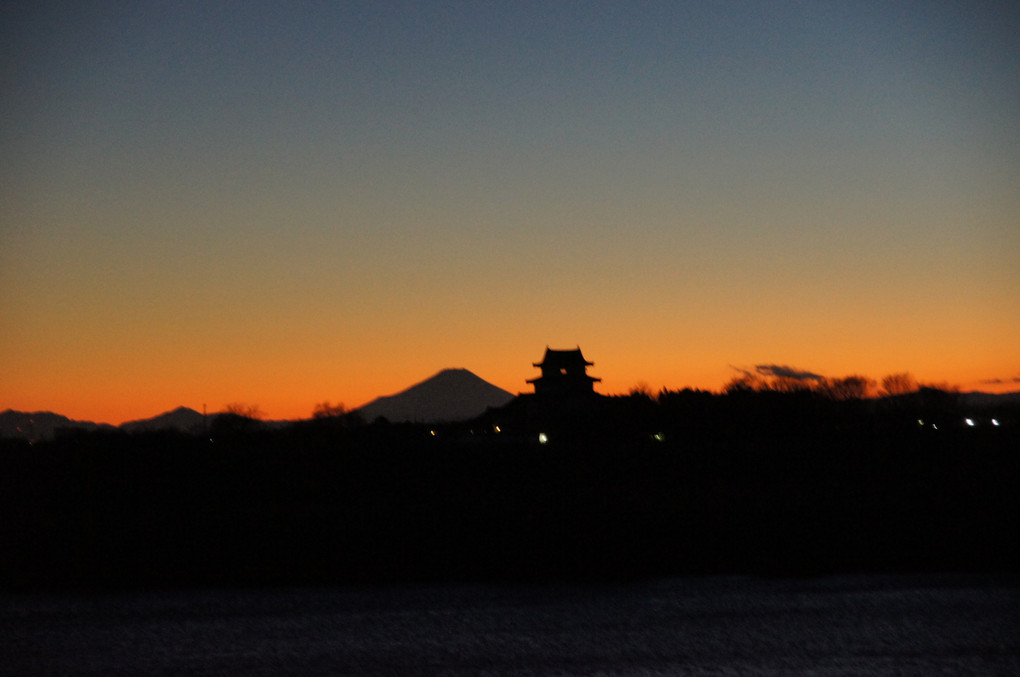 夕暮れの富士山と関宿城