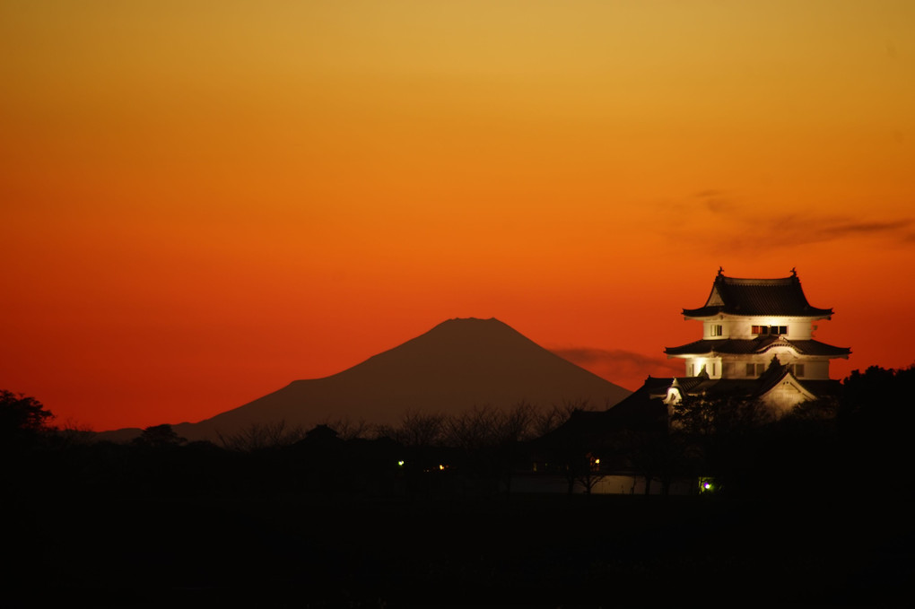 夕暮れの富士山と関宿城
