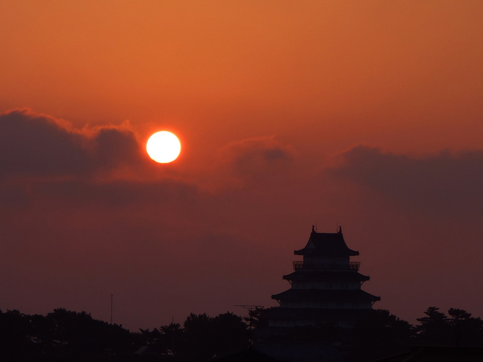 朝日と城のシルエット