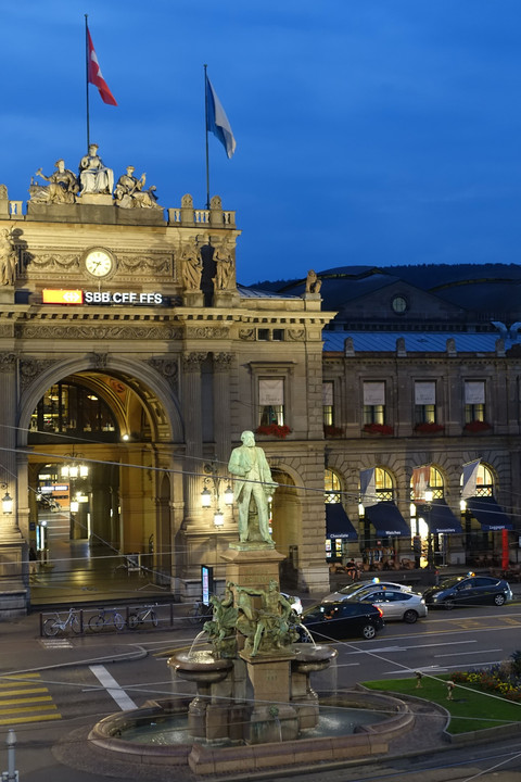 スイス中央駅前の夜景