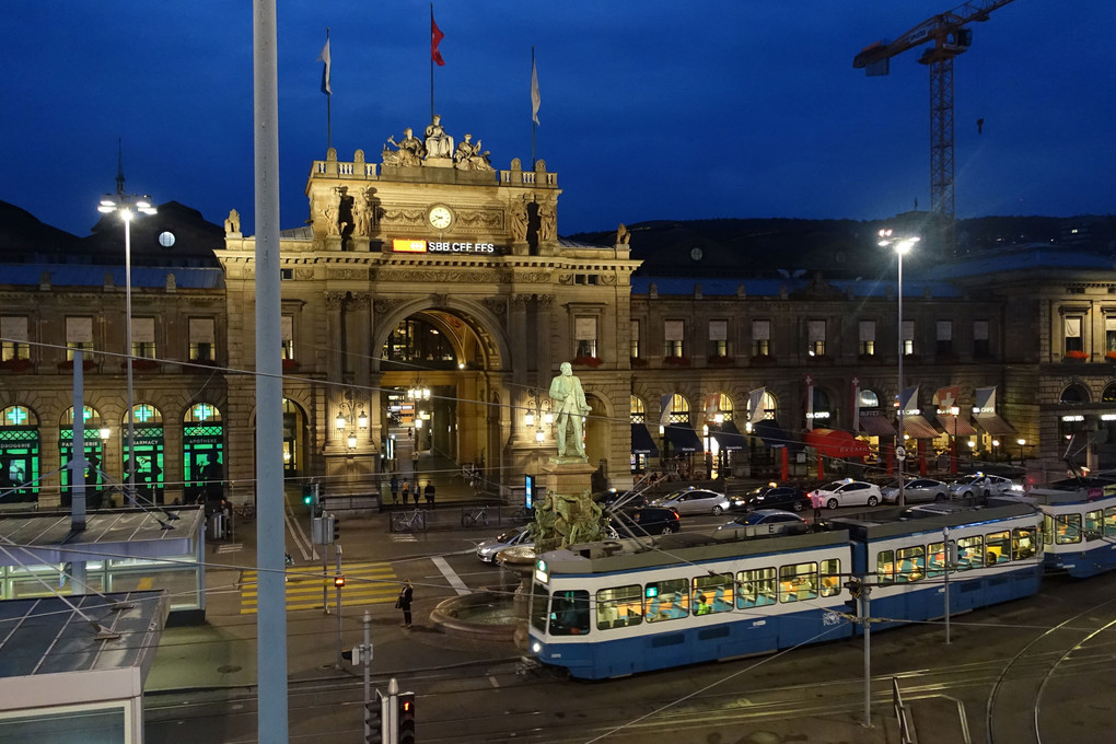 スイス中央駅前の夜景