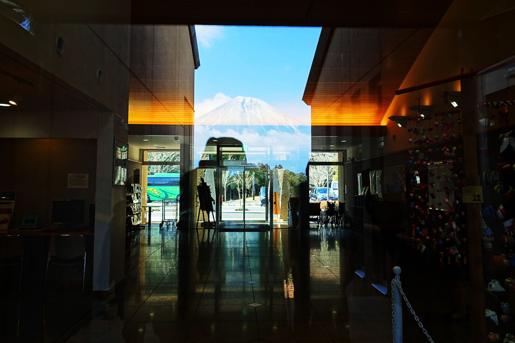 富士山の映り込みのある玄関ホール