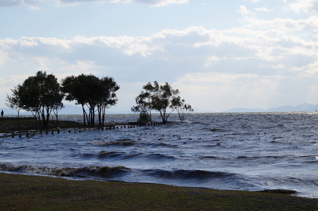 強風の琵琶湖