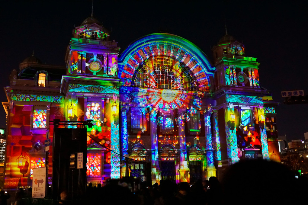 大阪市中央公会堂を照らすプロジェクションマッピング光のアート