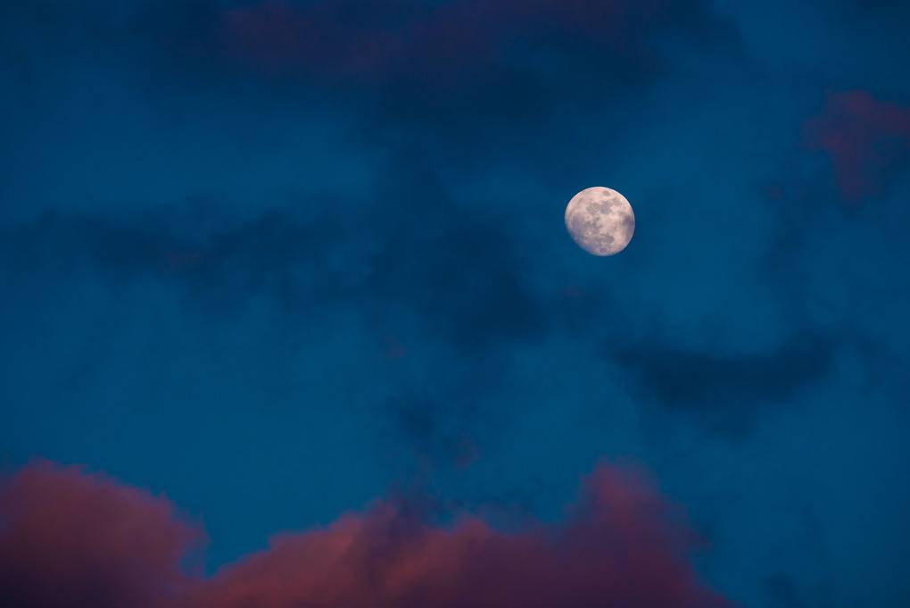 宵のはじめの月を眺めて
