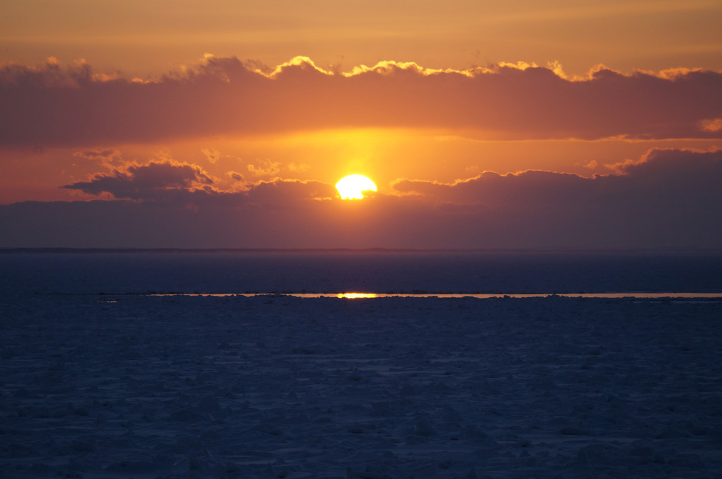 流氷と夕日