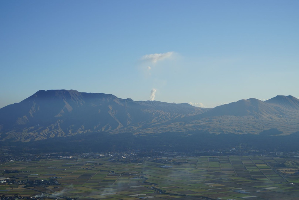 阿蘇の噴煙と上空を通過する飛行機