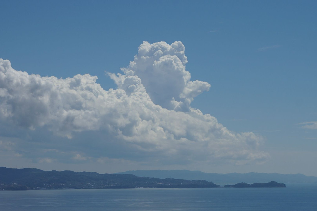 秋遠し（9月の夏空）