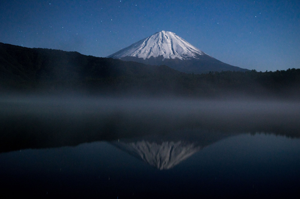 月夜の富士山と夜明け