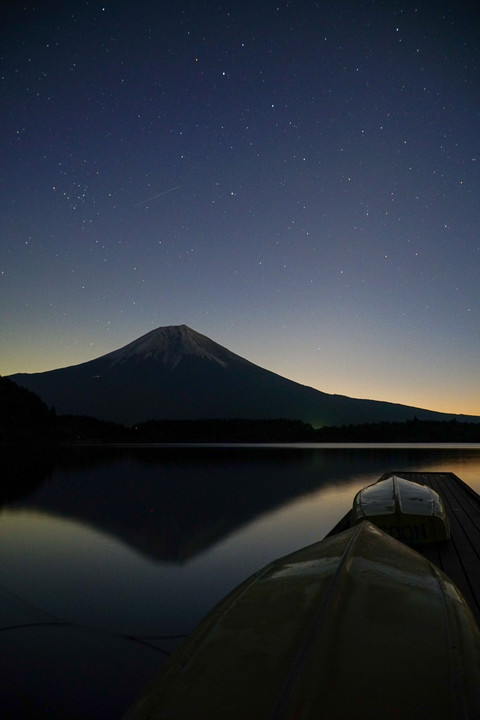 月夜の富士山と夜明け
