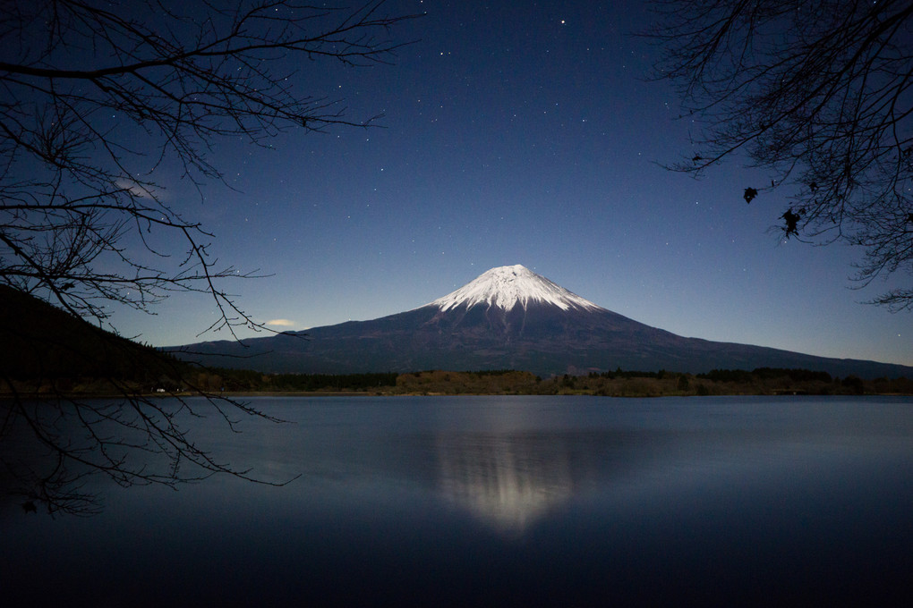 月明かり〜晩秋の富士山