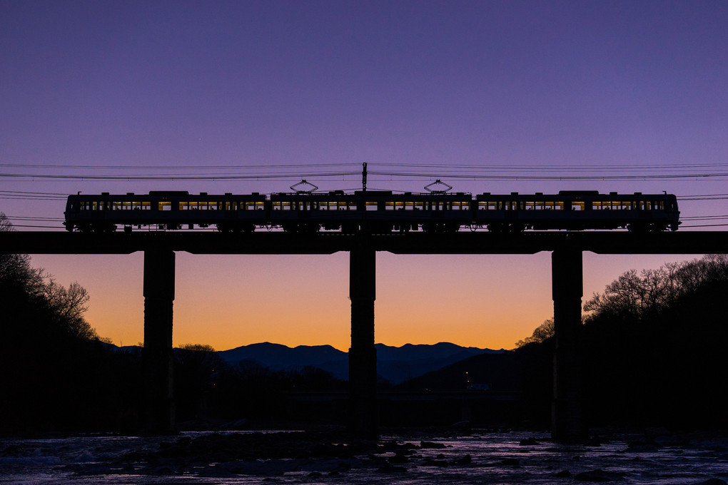 夕暮れの荒川橋梁