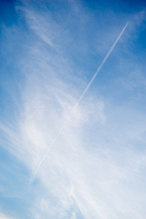 長い長い飛行機雲