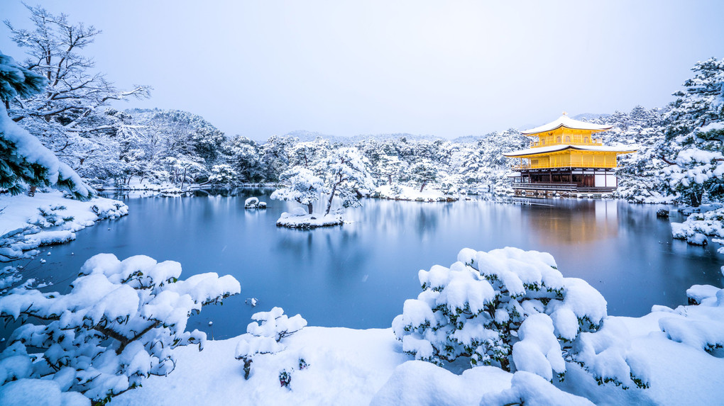 金閣寺の冬景色―。