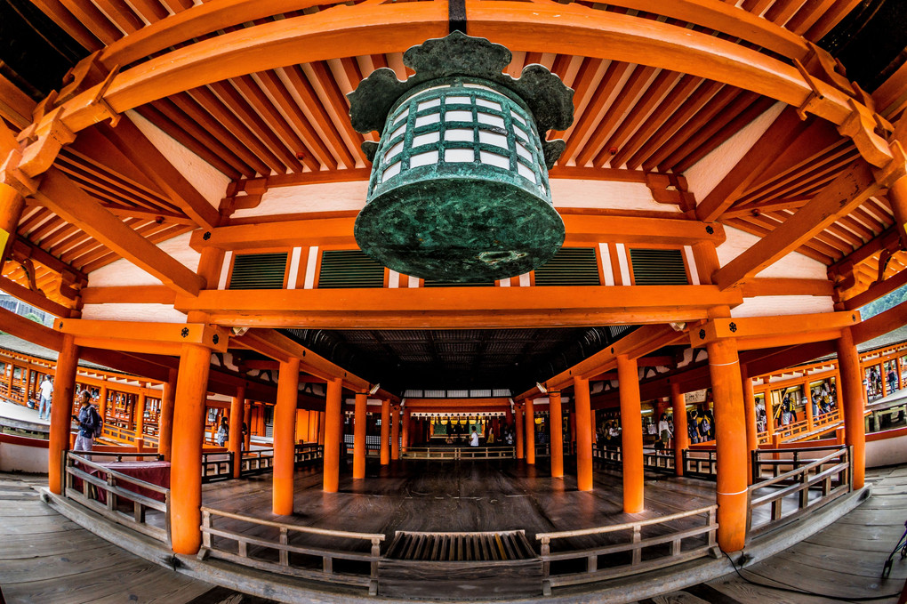 Itsukushima shrine to enjoy a fish eye