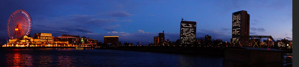 横浜みなとみらいの夜景です「パノラマ撮影」