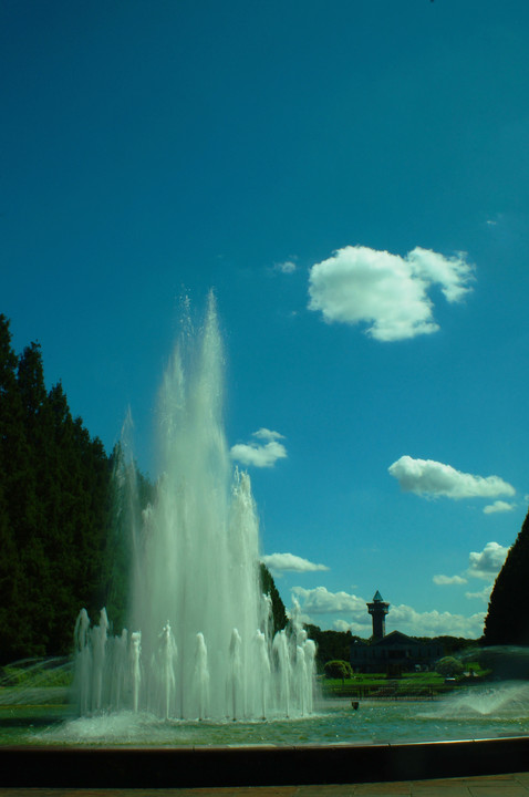 秋の青空と噴水広場