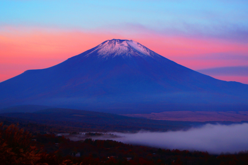 日の出直前の富士山