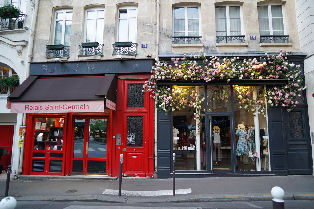 パリの文化の中心でかわいらしいお店