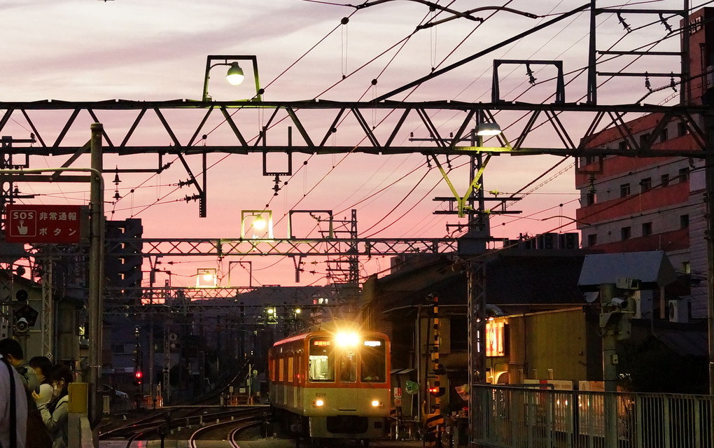 ピンク色の夕焼けと電車