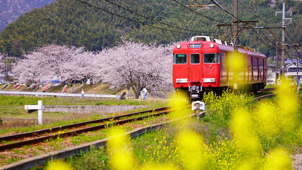 赤い電車と春景色