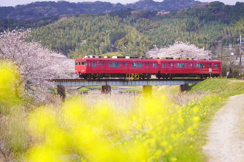 赤い電車と春景色
