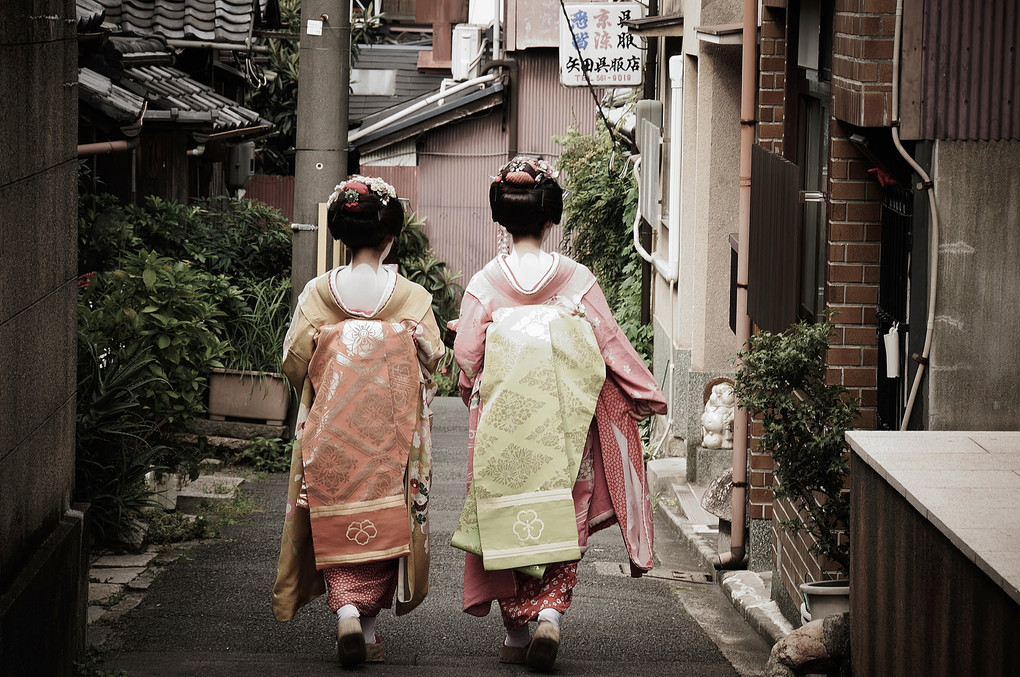 maiko wannabe on the alley