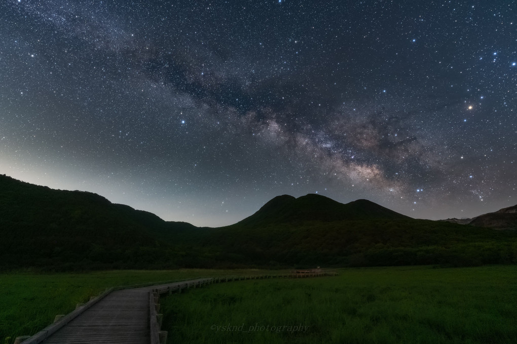 星空広がる高原の夜